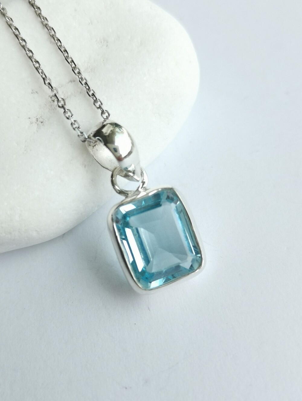 Emerald cut blue topaz pendant Necklace 🆕